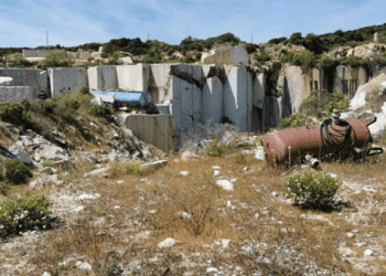 Tempio. Cava di granito trasformata in discarica abusiva