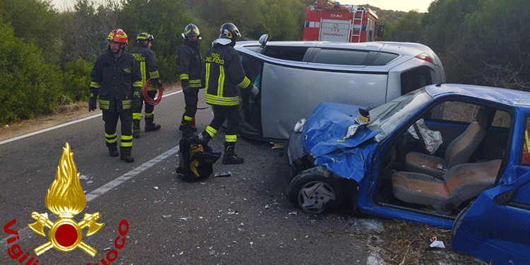 Violento scontro a Baja Sardinia. Un’auto si ribalta