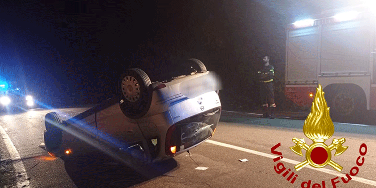 Auto si ribalta sulla strada per Portisco. Illeso il conducente