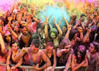 Palau si illumina con i colori dell’Holi Dance Festival